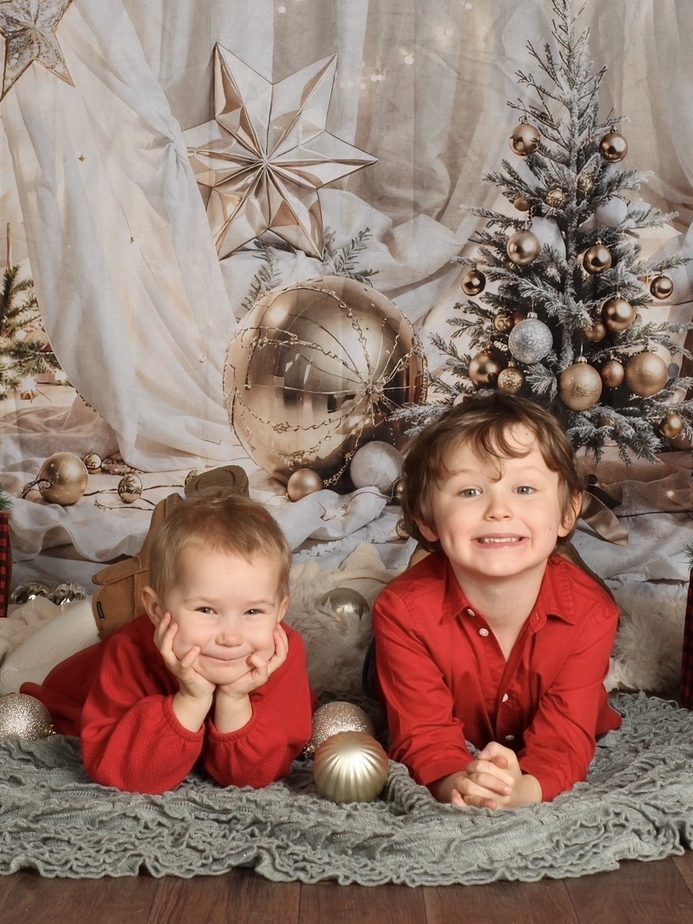 Christmas Mini Session, Kids in front of golden neutral Christmas backdrop
